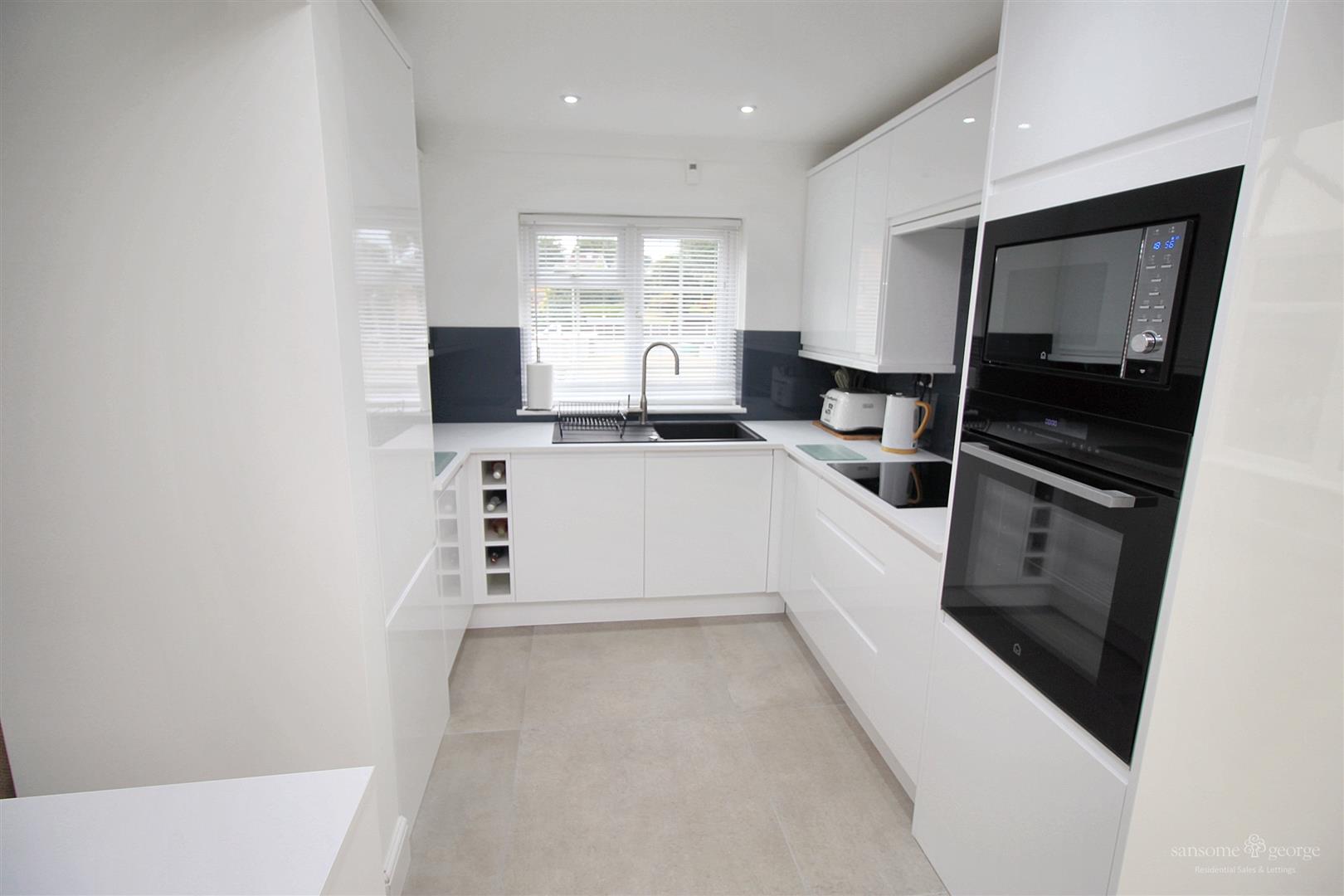4 bed property in Lower Elmstone Drive, Reading